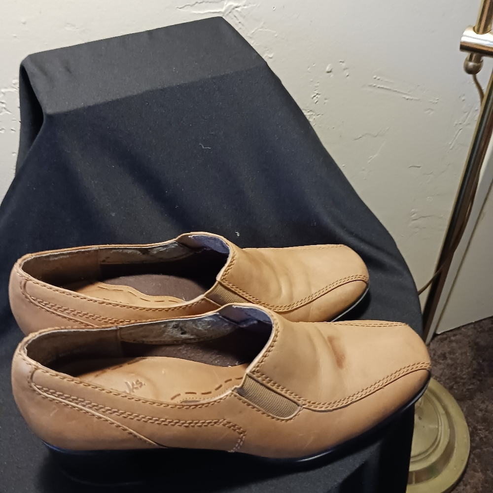 Soft Clark's Leather Slip-On Shoes   chunky Heel 2" Size 7 Tan Color.